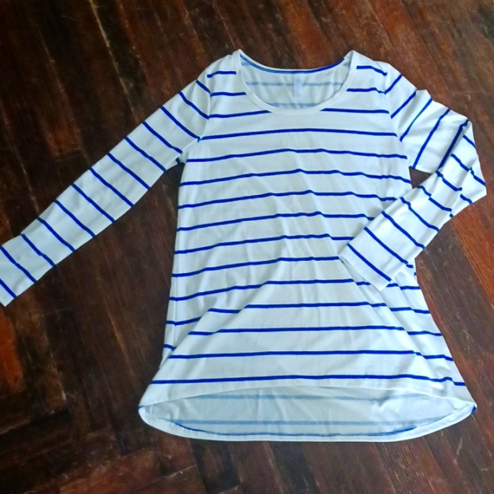 🔷️M LulaRoe Elizabeth Longsleeve Shirt